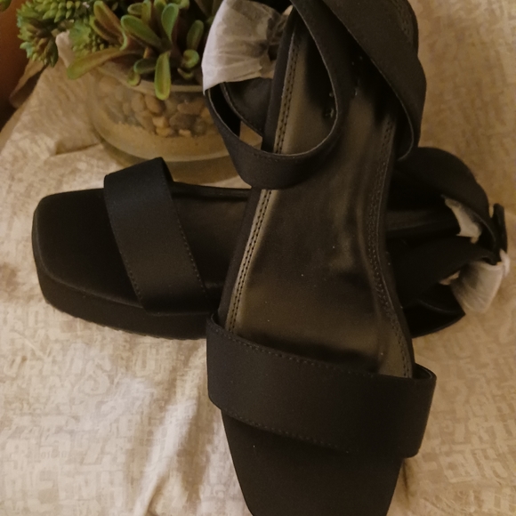 Ankle strap platforms - Picture 1 of 6
